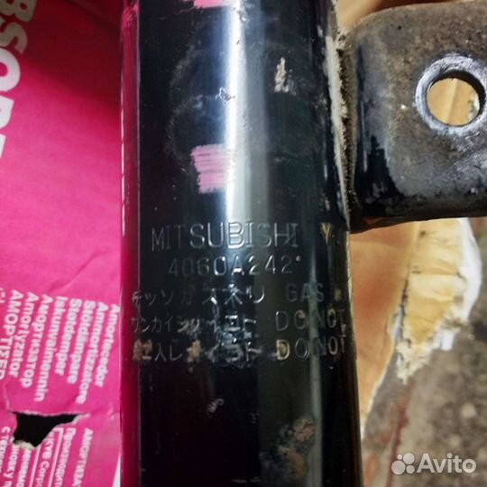 Амортизатор KYB передний правый Lancer X