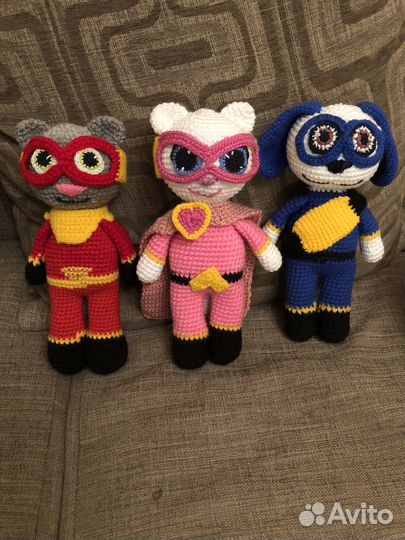 Вязаная игрушка собака супергерой Хенк