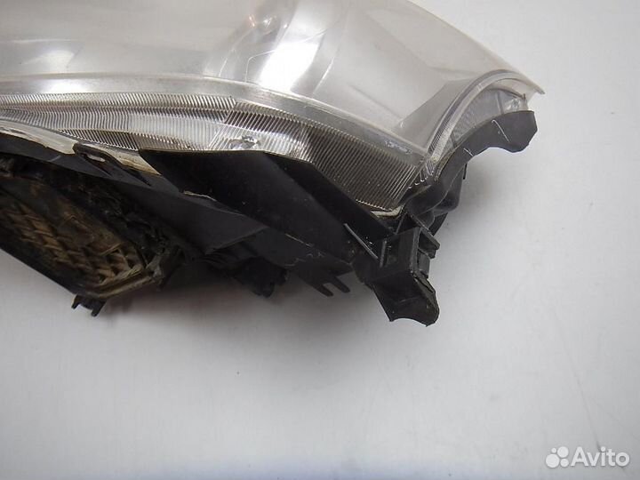 Фара левая Toyota Avensis