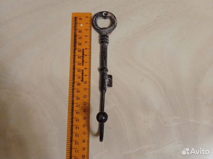 Крючок для одежды в виде ключа