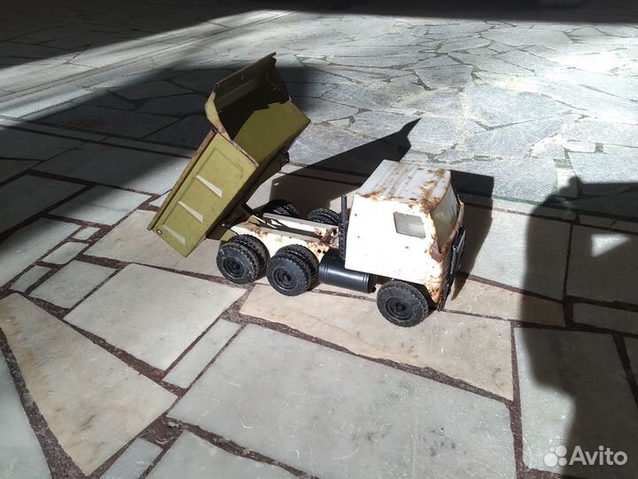 Металлическая машинка из 90-х