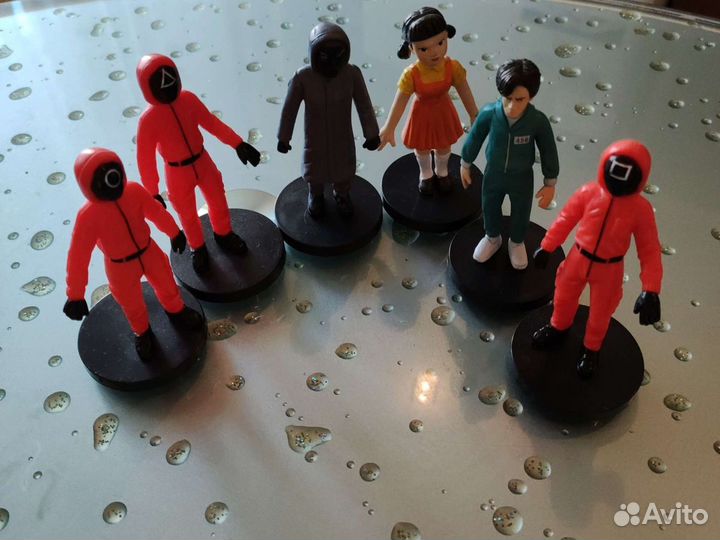 Игра в кальмара фигурки