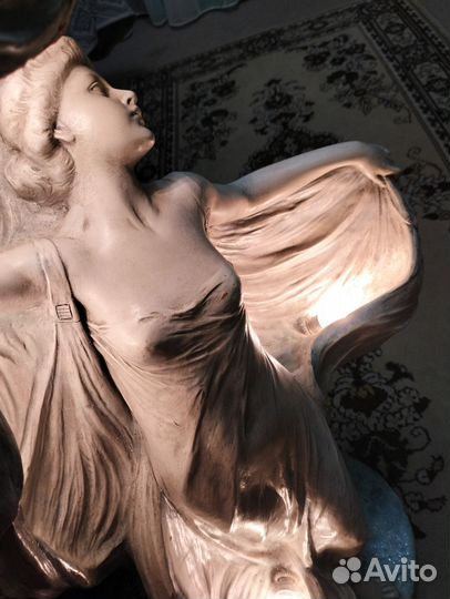 Статуя женщины