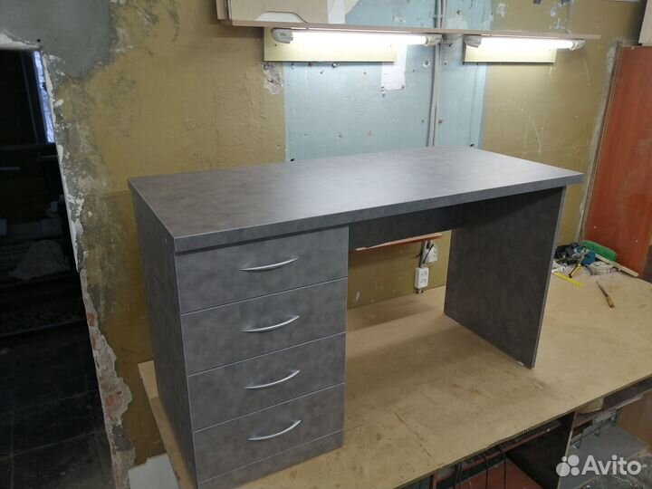 Письменный стол