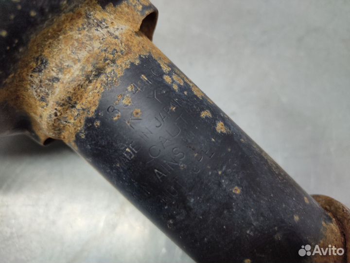 Амортизатор передний Subaru Legacy BG 1994 г.в