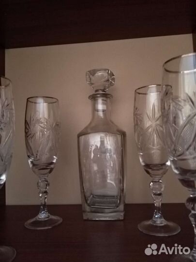 Хрусталь и разные стаканы, пивные бокалы и кружки