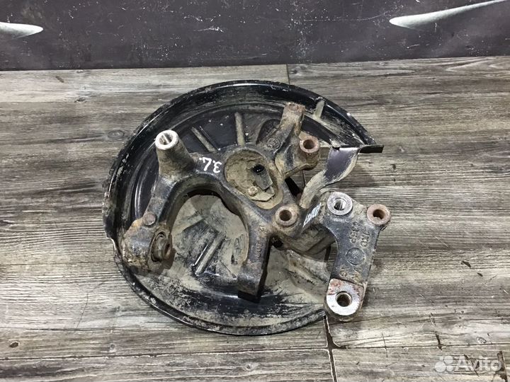 Кулак поворотный задний левый Volkswagen Jetta 5