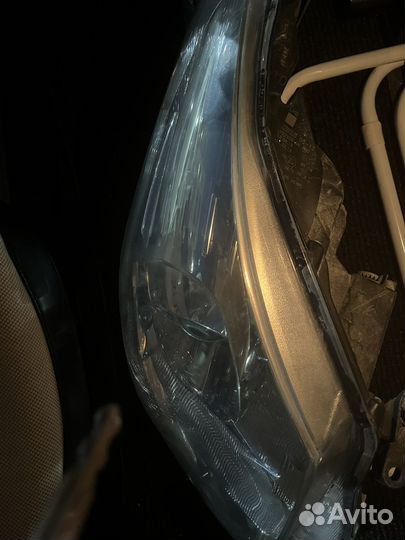 Фара Toyota avensis