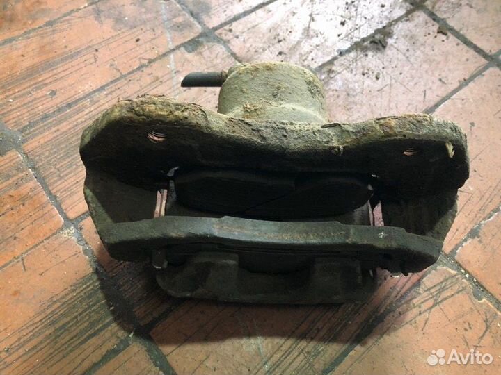 Суппорт передний левый Mitsubishi Lancer седан