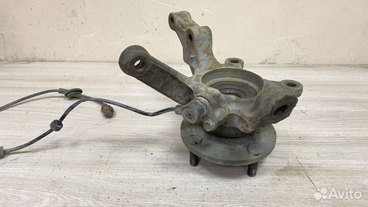 Кулак передний левый Nissan Bluebird Sylphy