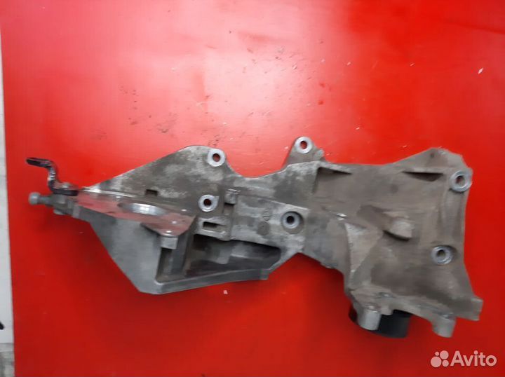 Кронштейн генератора Audi A4 B8 caga 2.0 2009
