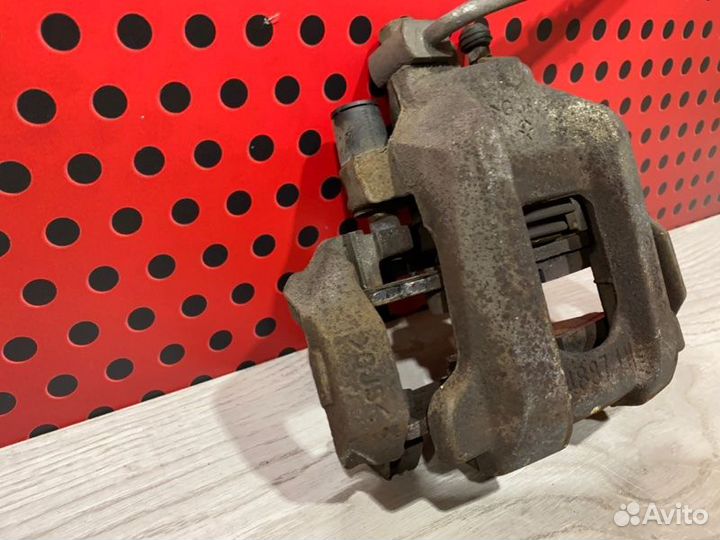 Суппорт задний левый Jeep Grand Cherokee WK2 2016