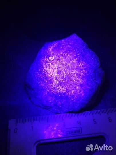 Минералы Гакмонит светятся в ультрафиолете