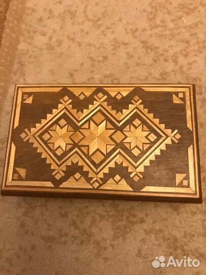 Деревянная шкатулка