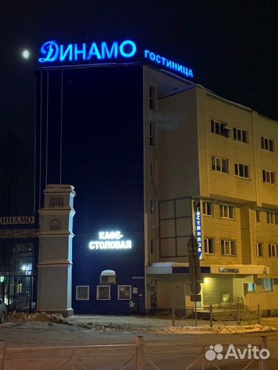 Сотрудник на линию раздачи