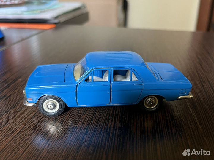 Модель автомобиля СССР 1/43 газ 24 волга