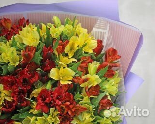 Букет из 35 альстромерий яркий микс в упаковке