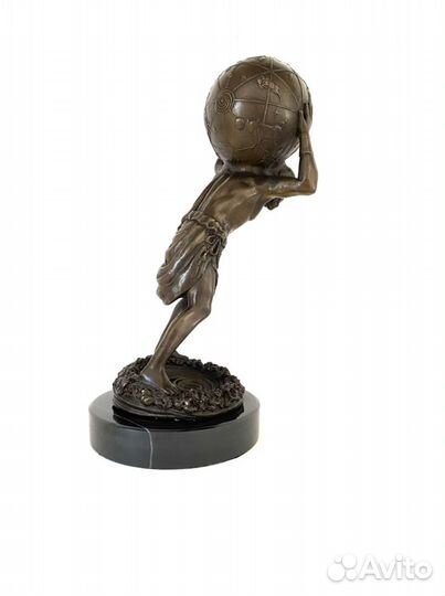 Статуэтка Атлант держит Землю