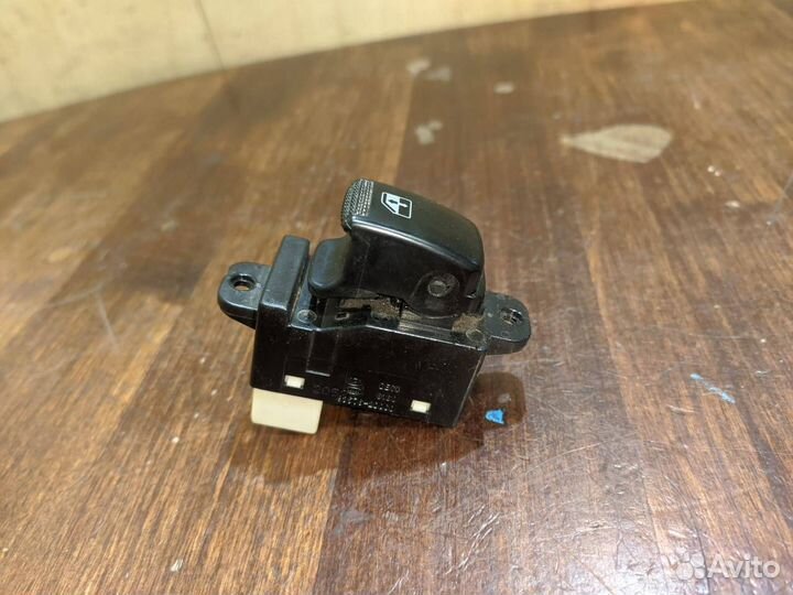 Кнопка стеклоподъемника задняя левая Hyundai Sonat