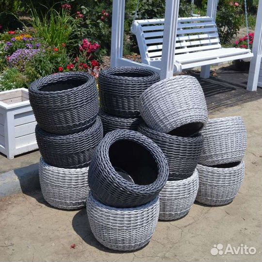 Кашпо, вазоны уличные из ротанга