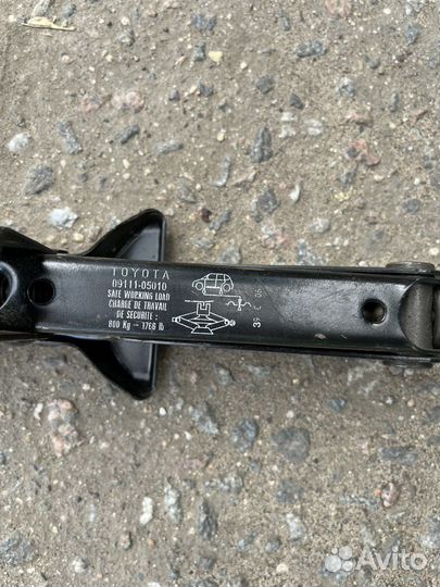 Домкрат Toyota Avensis T25, Corolla 120, Yaris