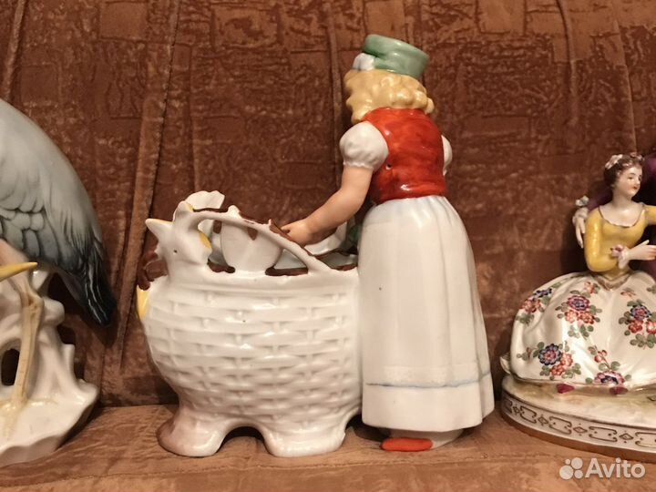 Девочка с голубями