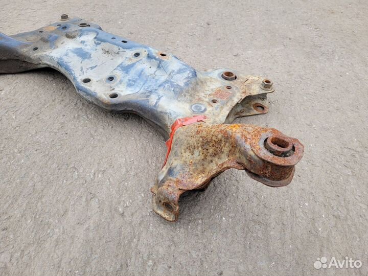 Подрамник передний на Toyota Avensis 1