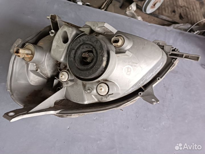 Фара правая Toyota Vitz