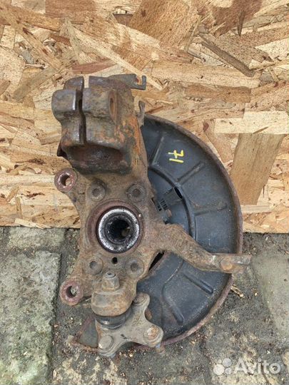 Кулак передний правый Volkswagen Golf plus 2.0 BVY