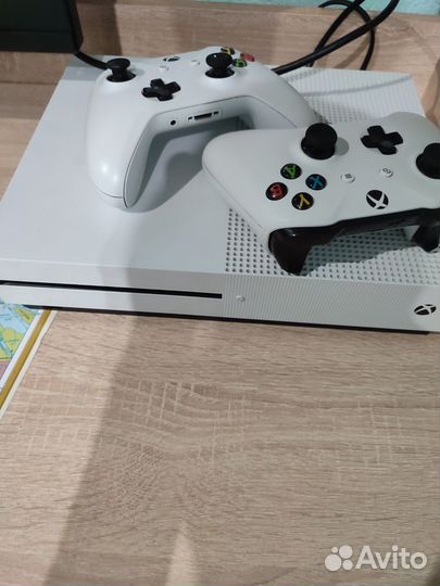 Xbox one s 2 геймпада 1tb, 5 дисков с играми