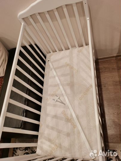 Детская кроватка с поперечным маятником