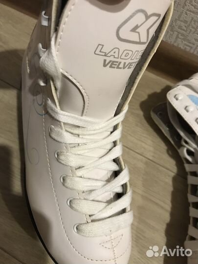 Коньки фигурные женские 41 размер