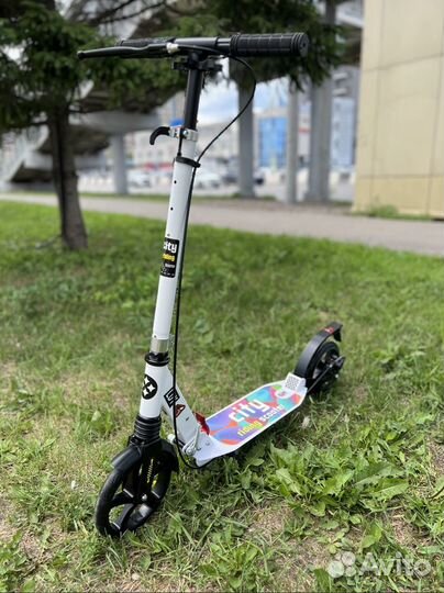 Самокат городской с подвеской белый