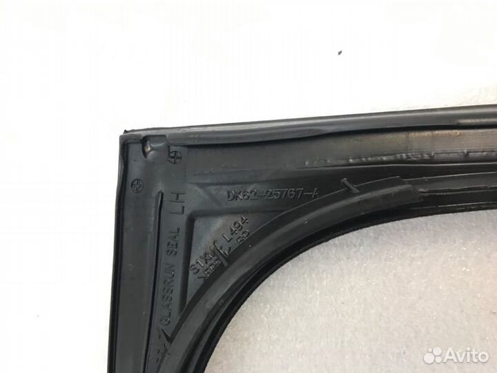 Уплотнитель стекла двери задний левый Land Rover