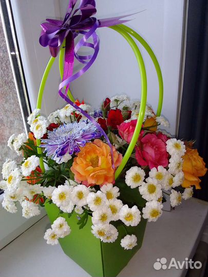 Цветы живые в корзине