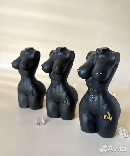 Статуэтка гипсовая девушка с татуировкой дракона