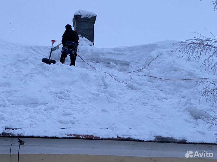 Чистка снега с крыши и удаление наледи