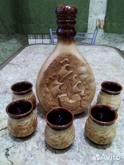 Графин со стаканами для вина