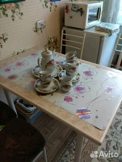 Различная хрустальная и обыкновеннная посуда