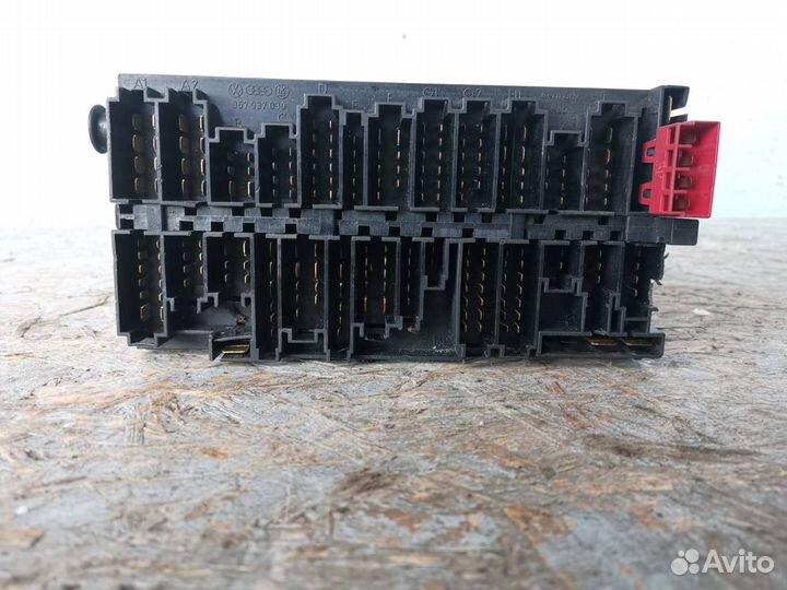 Блок предохранителей Volkswagen Passat B4