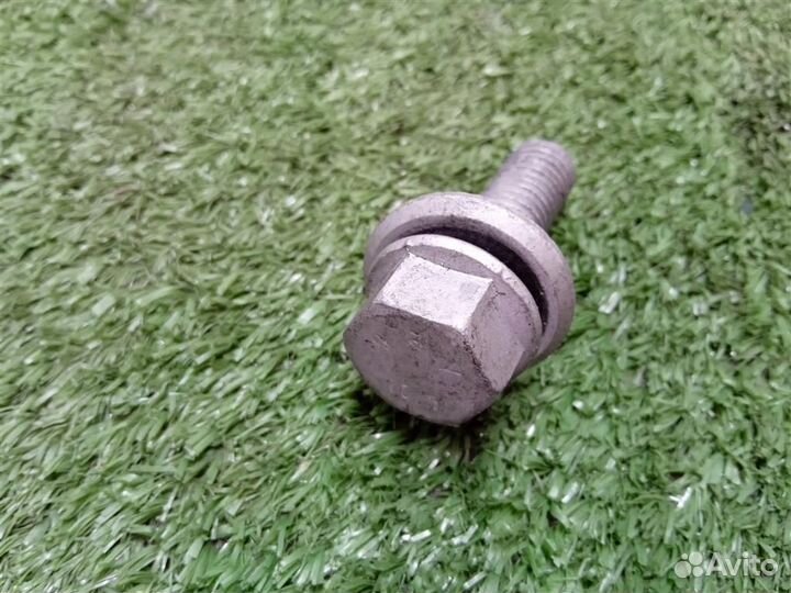 Болт Audi