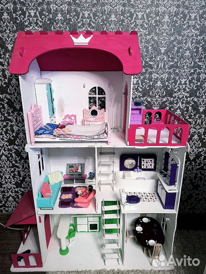 Кукольный домик с мебелью и куклами