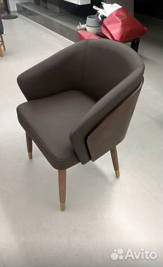 Кожаный стул с деревянным шпоном