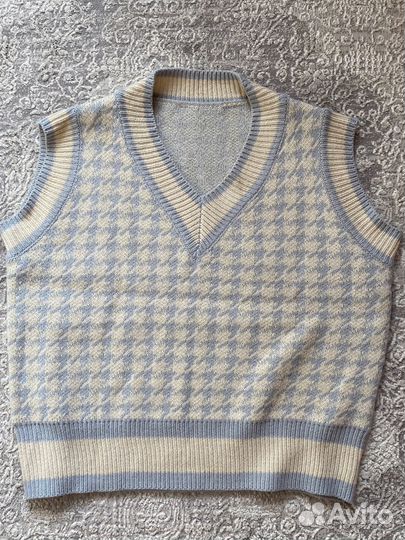 Жилет вязаный