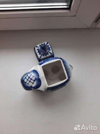 Фарфоровая чайница