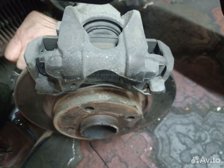 Передний правый суппорт Renault Logan 2