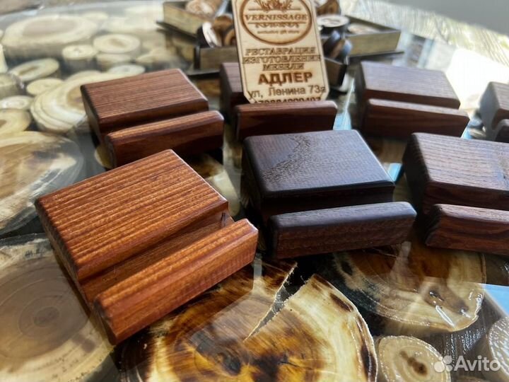 Подставка для телефона из массива кипариса