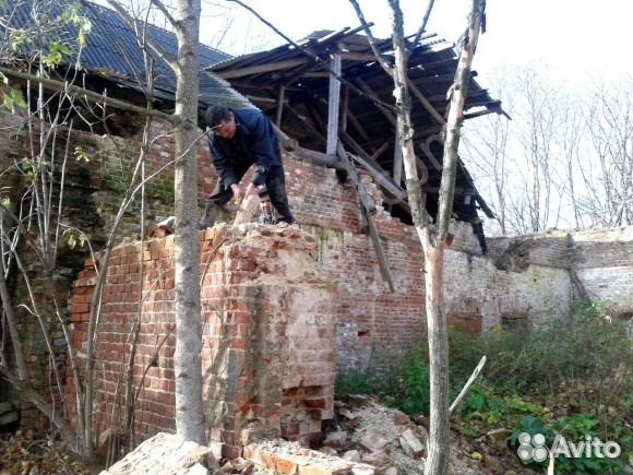 Снос, разбор старых домов, ветхих построек