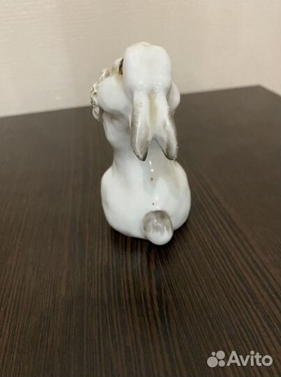 Фарфоровая статуэтка заяц с цветком лфз