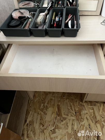 Туалетный столик с зеркалом